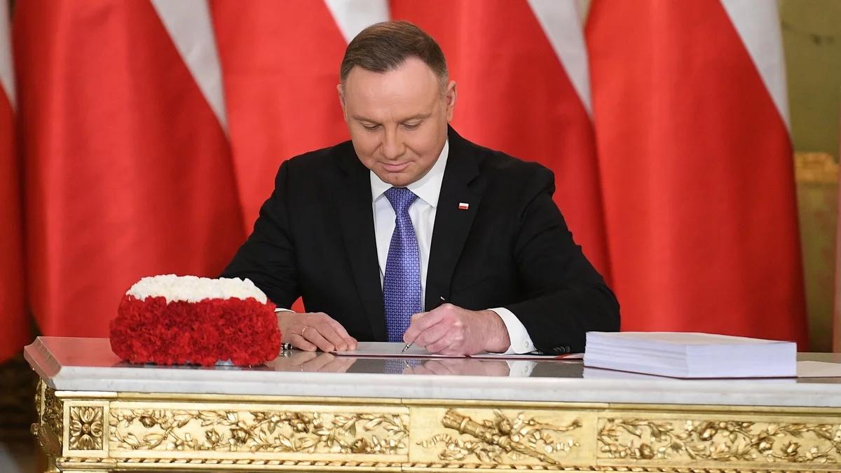 Ustawa budżetowa na 2023 r. z podpisem prezydenta. Zakłada wzrost PKB o 1,7 proc.