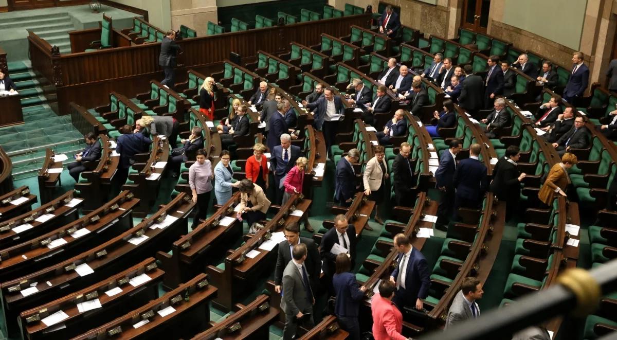 Nowelizacja ustawy o TK przyjęta. Konstytucjonaliści: "groteska", "sytuacja stanie się groźna"