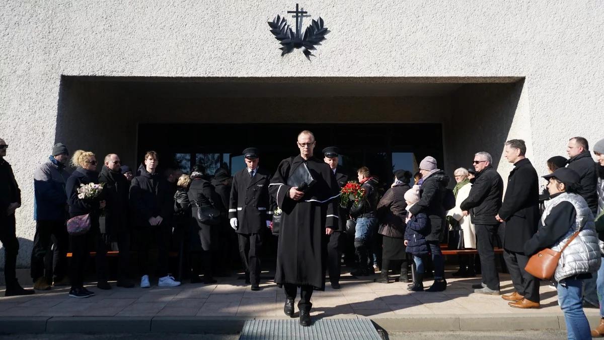 Pogrzeb świecki i mistrz ceremonii zamiast księdza. Wyjaśniamy, na czym to polega