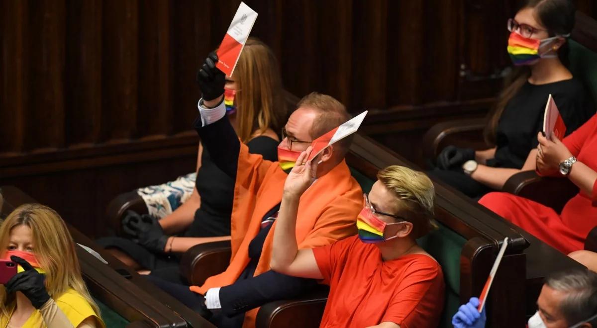 Kopanie państwowości. Felieton Magdaleny Złotnickiej