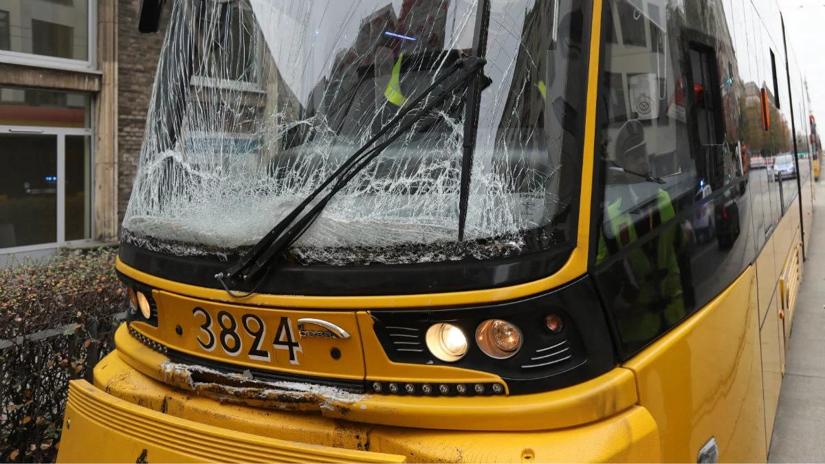 Warszawa: zderzenie tramwajów w Śródmieściu, 10 osób zostało poszkodowanych
