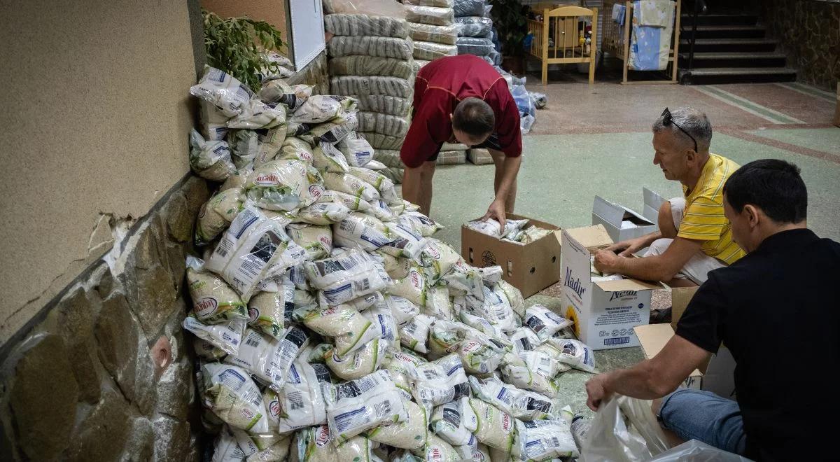 Pomoc humanitarna dla Ukrainy z całego świata. Niestety pojawiają się też oszuści