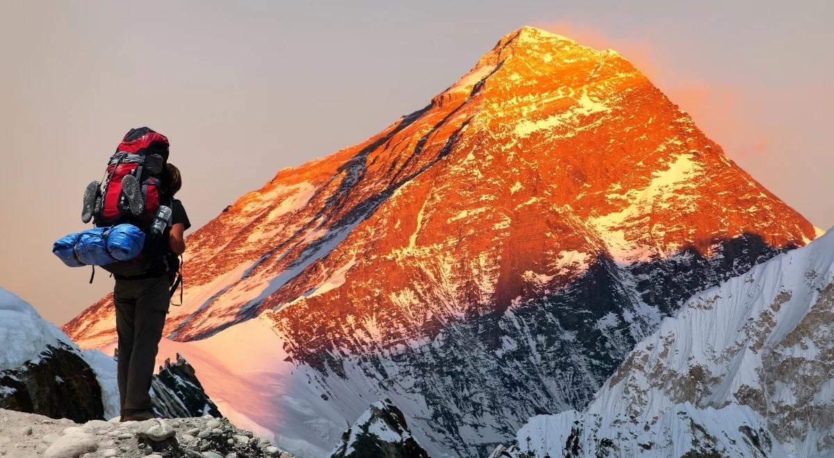 Chytry na Mount Everest traci podwójnie. Nie zapłacił 11 tys. dolarów, zapłaci 22