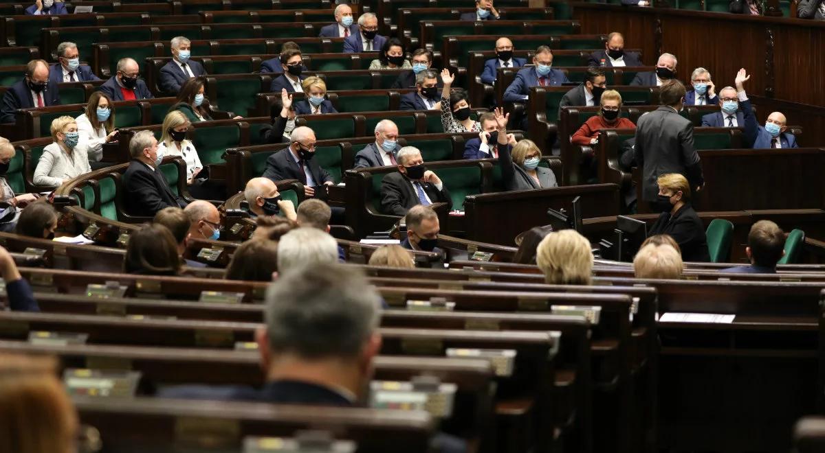 PiS liderem najnowszego sondażu. Ruch Hołowni zbliża się do KO