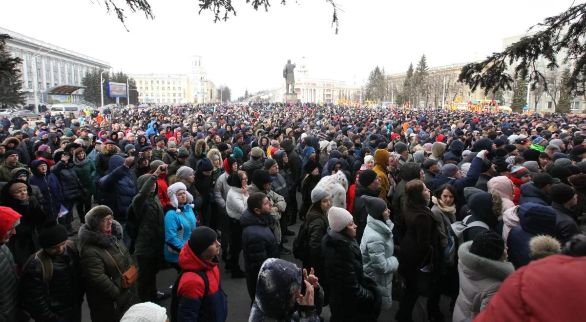 Kemerowo: ludzie żądają prawdy i dymisji władz, mówią, że dzieci można było uratować