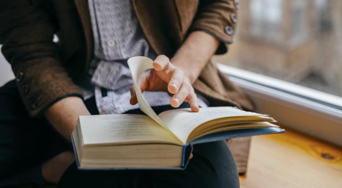 Młodzi Polacy coraz chętniej sięgają po książki. Biblioteka Narodowa opublikowała raport o stanie czytelnictwa