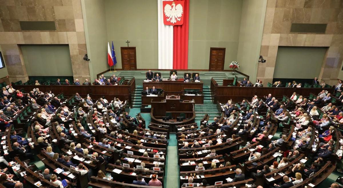 Prawie połowa badanych uważa, że żaden z polityków opozycji nie powinien być premierem. Nowy sondaż