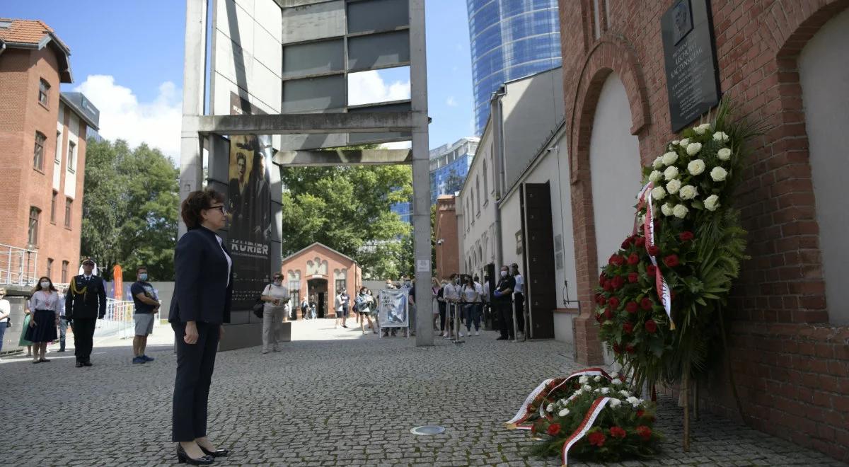 Marszałek Sejmu i premier przed pomnikami ofiar katastrofy smoleńskiej. Zapalono znicze