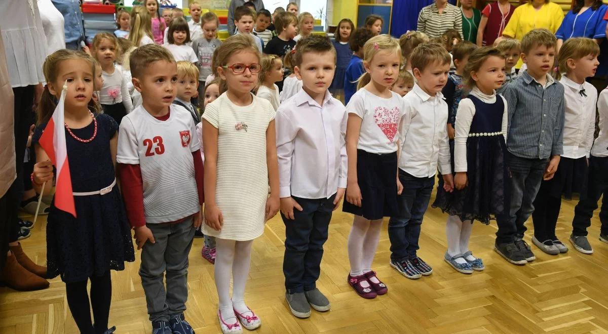 Akcja "Szkoła do hymnu". Prawie w 500 polskich placówkach dzieci odśpiewały Mazurka Dąbrowskiego