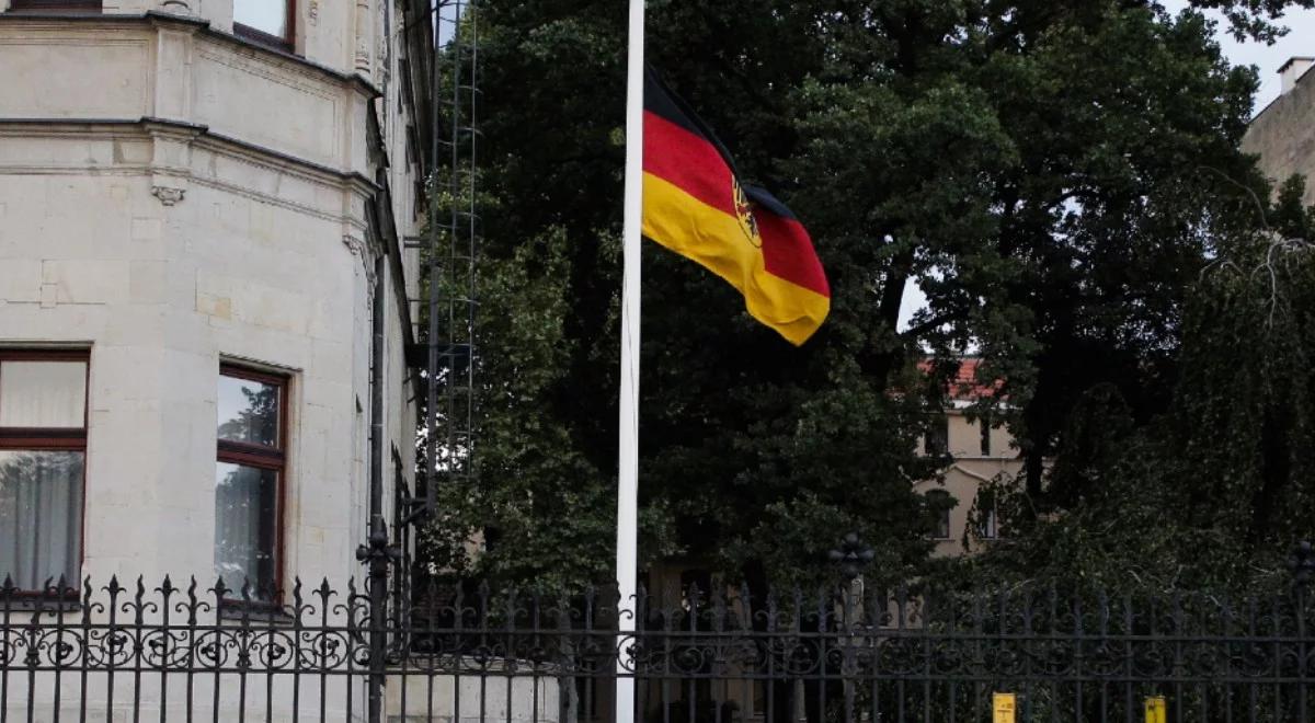 Opuszczono flagi na budynkach niemieckiej dyplomacji. Ambasador Niemiec pisze o "smutku i wstydzie" 