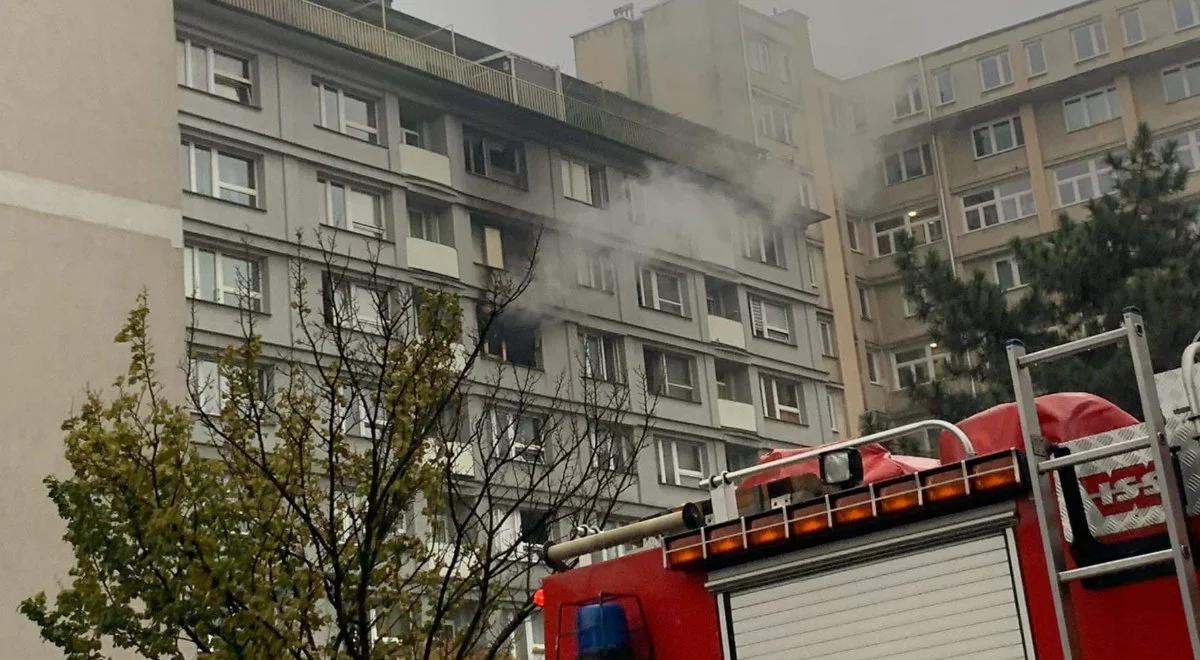 Tragiczny pożar w bloku w Warszawie. Nie żyje mężczyzna, drugi jest poszkodowany