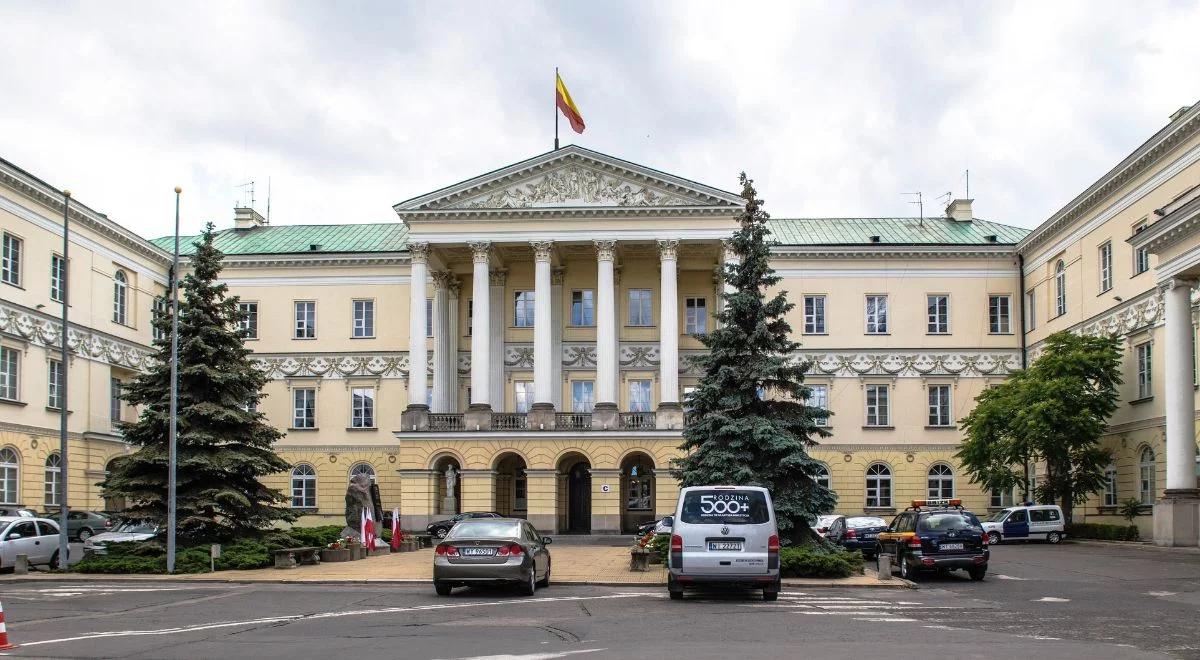 Wysokie płace w stołecznym ratuszu. Urzędnicy zarabiają więcej niż premier i ministrowie