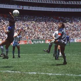 Diego Maradona i dwie najsłynniejsze bramki w historii piłki. 31 lat od wojny z Anglią