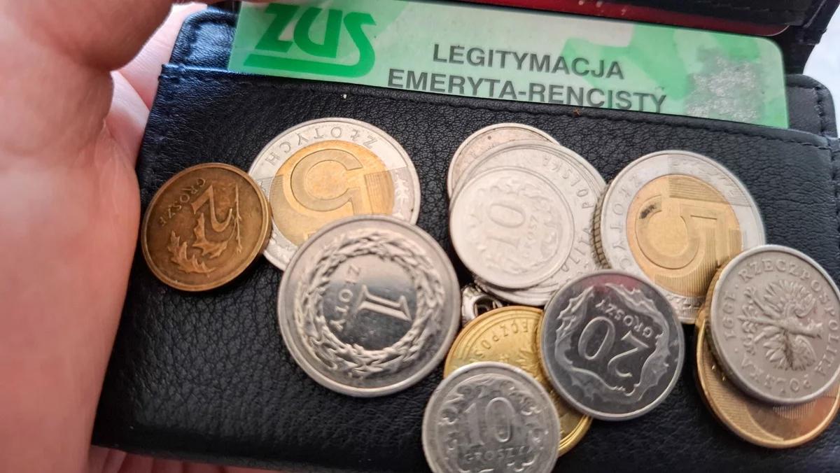 Emerytura co kwartał zamiast co miesiąc? Rząd szuka oszczędności