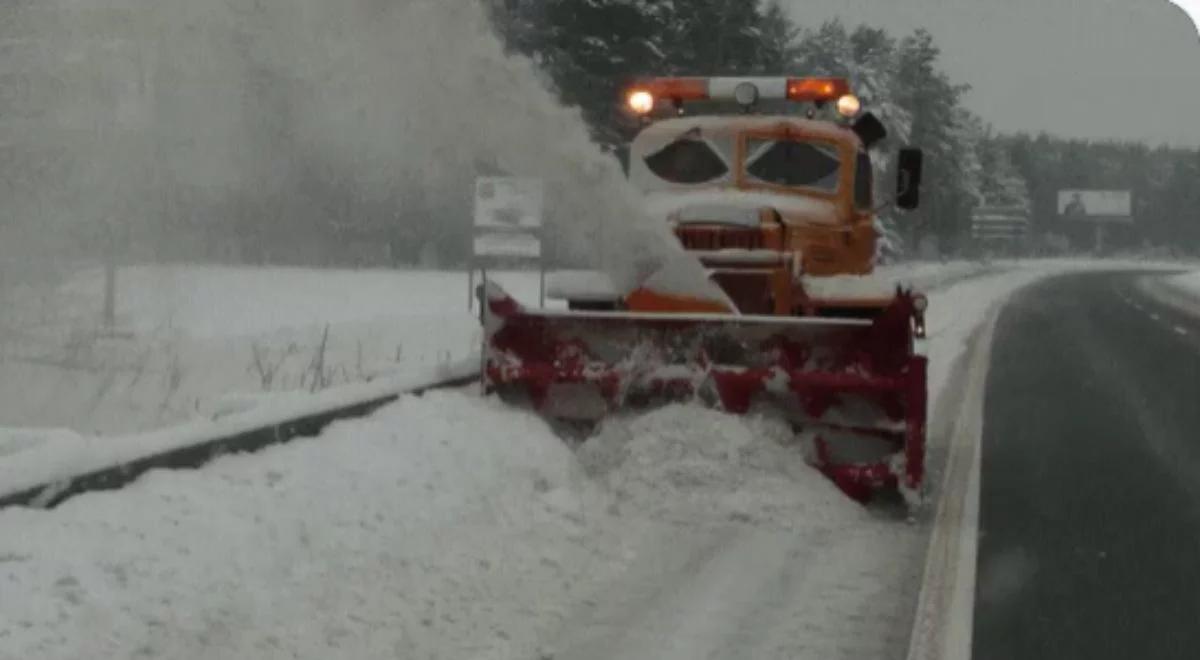 Uwaga kierowcy! Trudne warunki na drogach. Jazdę utrudniają opady i błoto pośniegowe