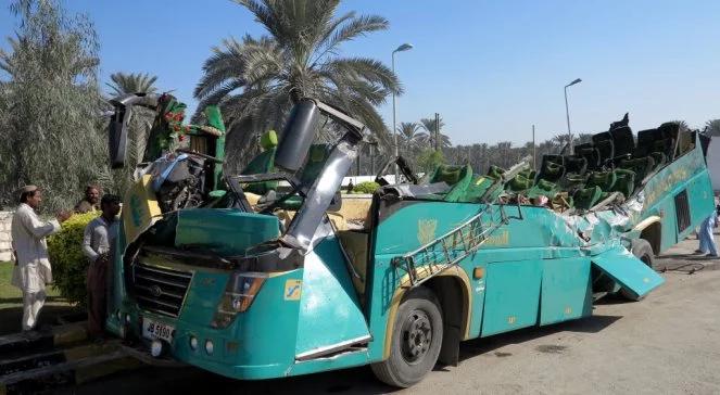 Zderzenie autokaru z ciężarówką w Pakistanie. 56 osób nie żyje