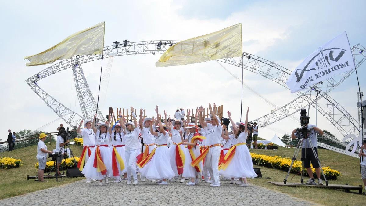 Lednica: kolorowy pochód przeszedł przez Bramę-Rybę. Młodzi wybrali Chrystusa