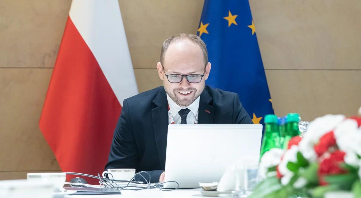 "Chcemy, aby Białorusini wiedzieli, że Europa stoi po ich stronie". Wiceszef MSZ w brytyjskim dzienniku