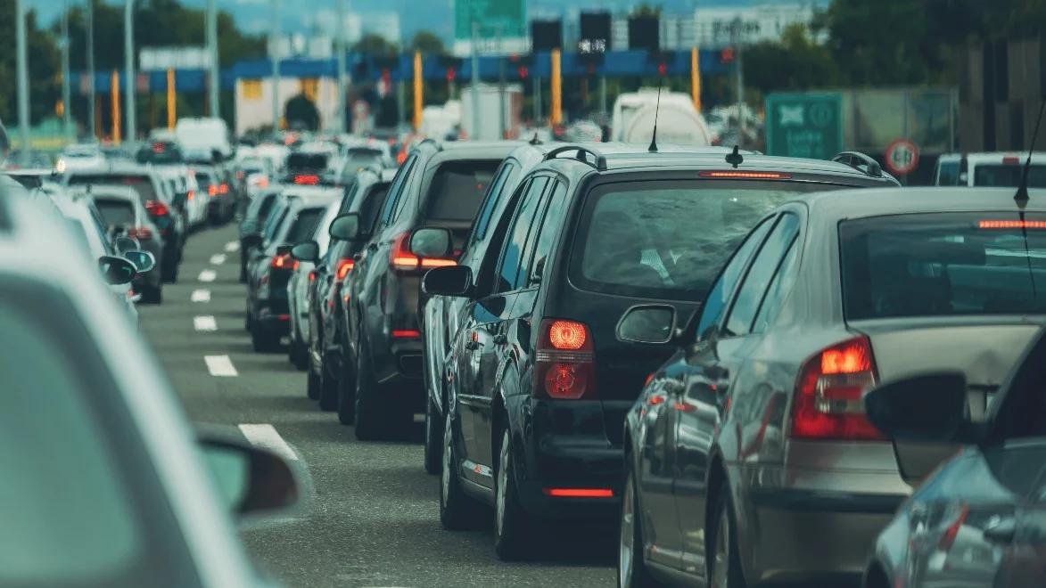 Zderzenie czterech pojazdów na A2. Jeden pas autostrady zablokowany, korek ma 10 km