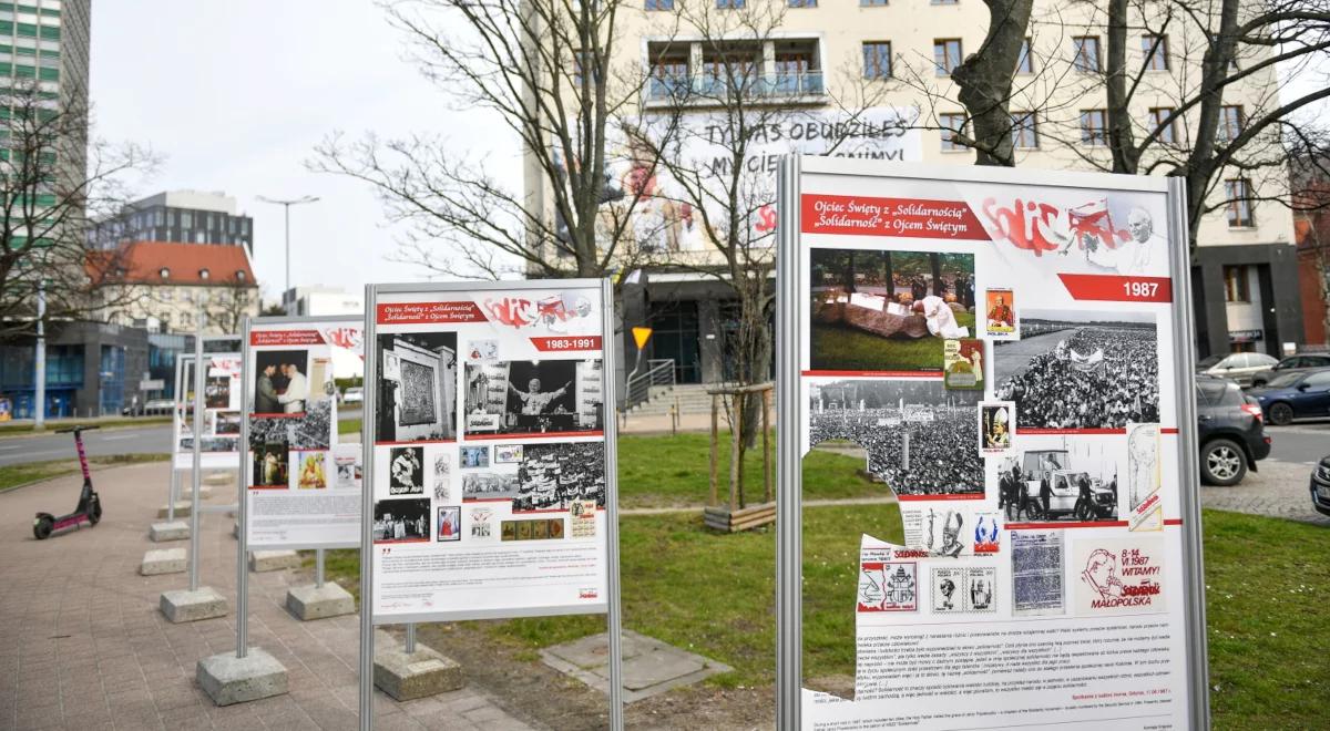 Zniszczenie wystawy o Janie Pawle II. Rakowski: agresja i wulgarność są autoryzowane przez niektórych polityków