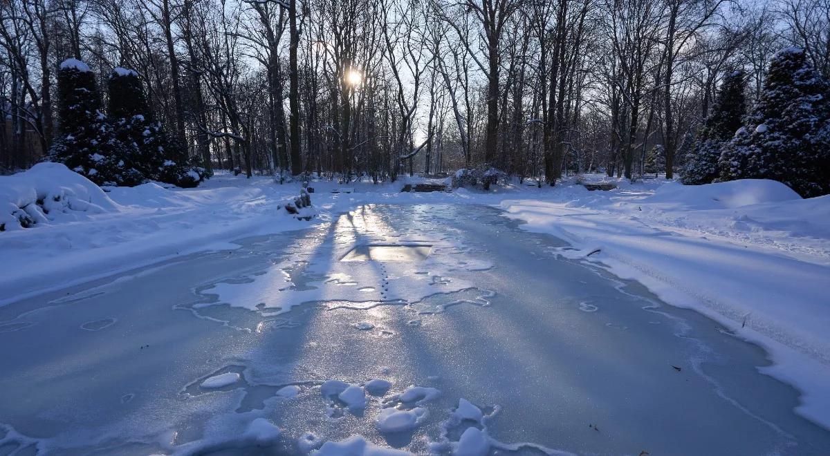 Uwaga na silny mróz i zawieje śnieżne. Ostrzeżenia IMGW dla większości Polski