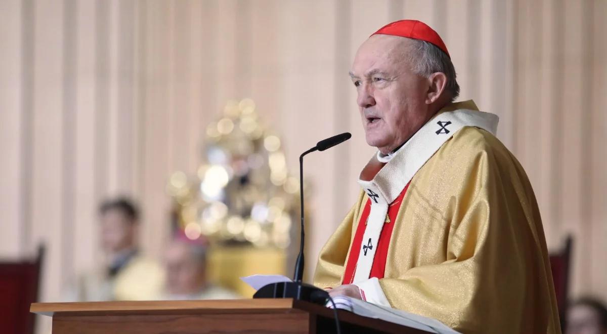 Kazimierz Nycz podczas Drogi Krzyżowej modlił się za Polaków za granicą