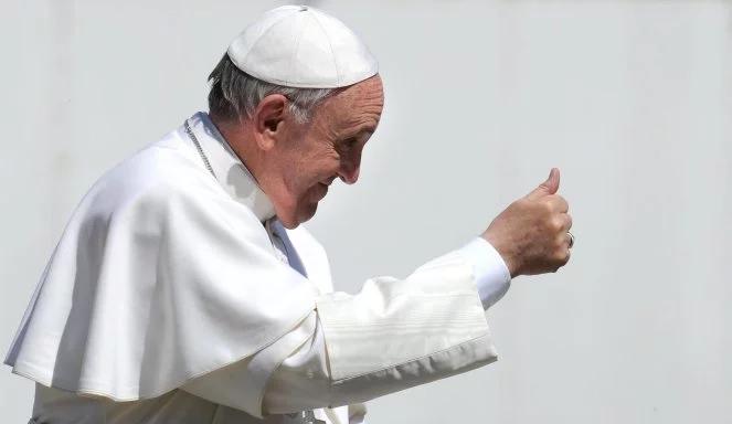 "Mówi papież". Franciszek wszędzie dzwoni sam