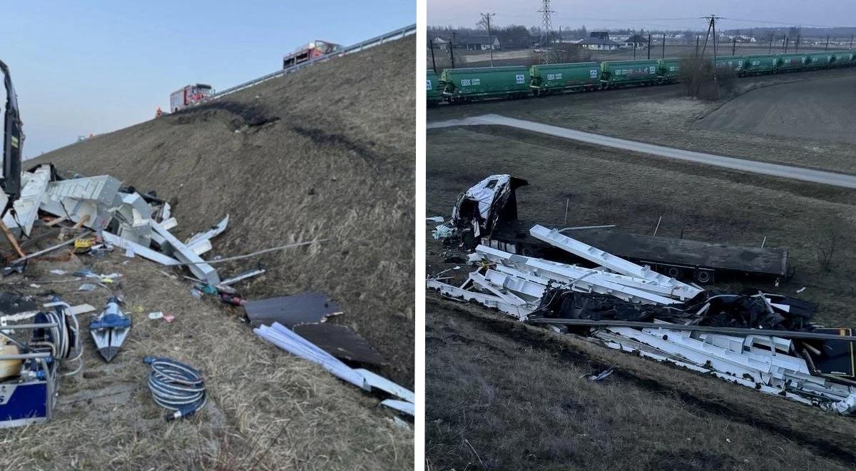 Tir przebił bariery na A4 i spadł z nasypu. Śmiertelny wypadek koło Przeworska