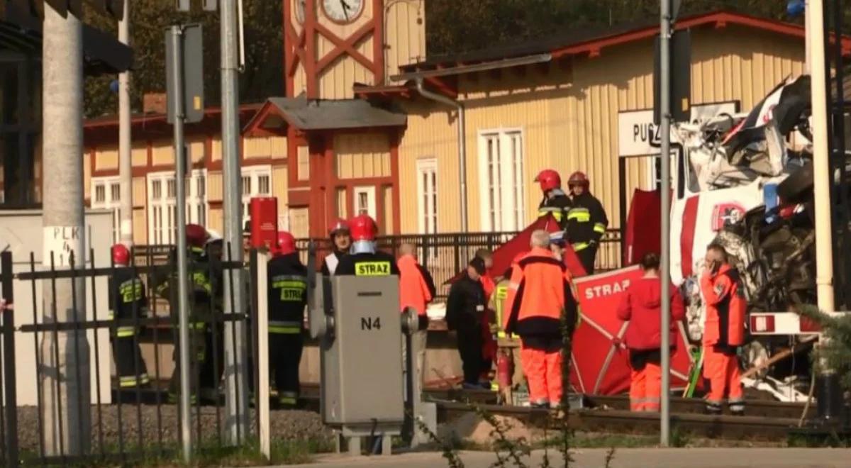 Tragedia na przejeździe pod Poznaniem. Dwie osoby zginęły w zderzeniu pociągu z karetką