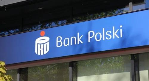 PKO Bank Polski zmaga się z bł...