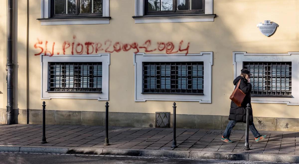 Tragedia w Krakowie. Nie żyje 47-latek, który podpalił się przed kurią