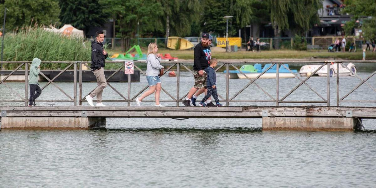 Znane jezioro świeci pustkami. Wszystko przez alert RCB