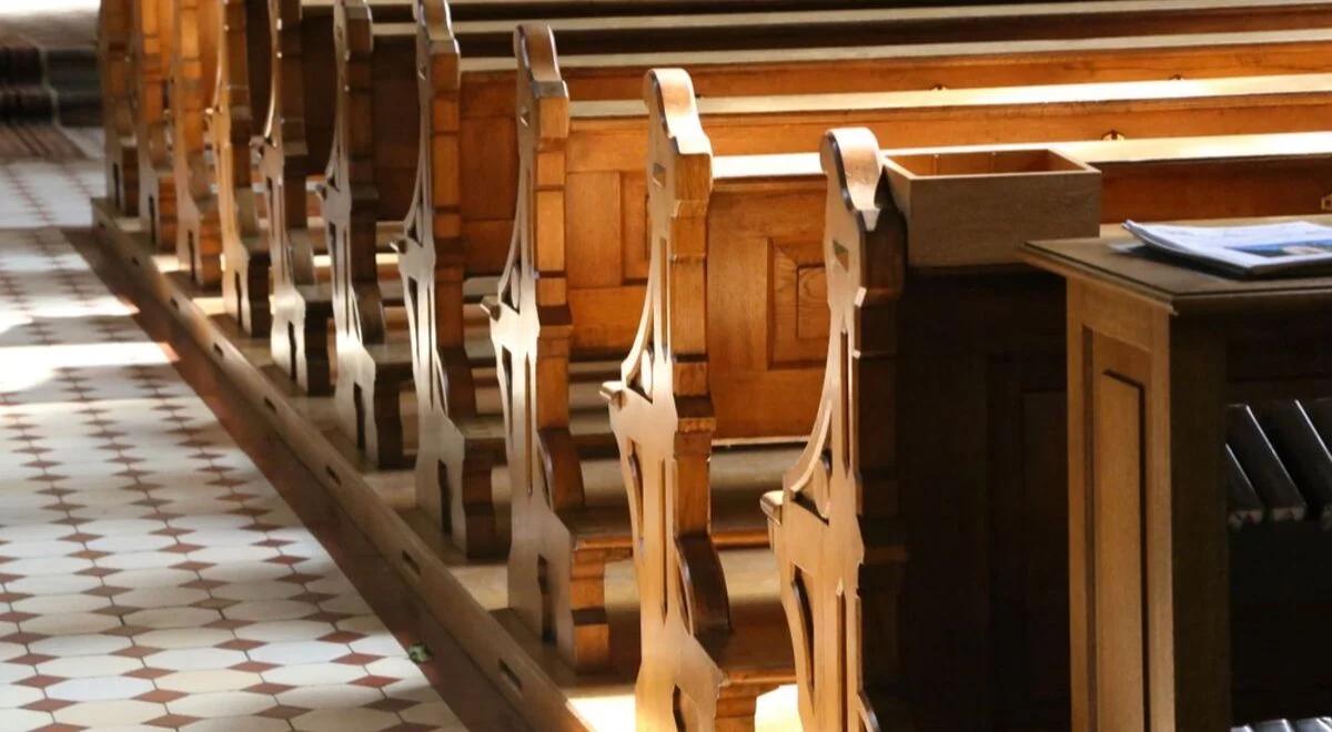 Znieważył uczucia religijne, dewastując kościół. Policja poszukuje sprawcy