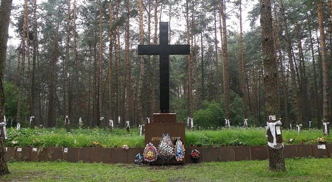 Wicepremier Gliński oddał hołd pomordowanym spoczywającym na cmentarzu w Bykowni