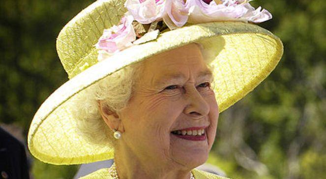 Co brytyjska królowa nosi w torebce?