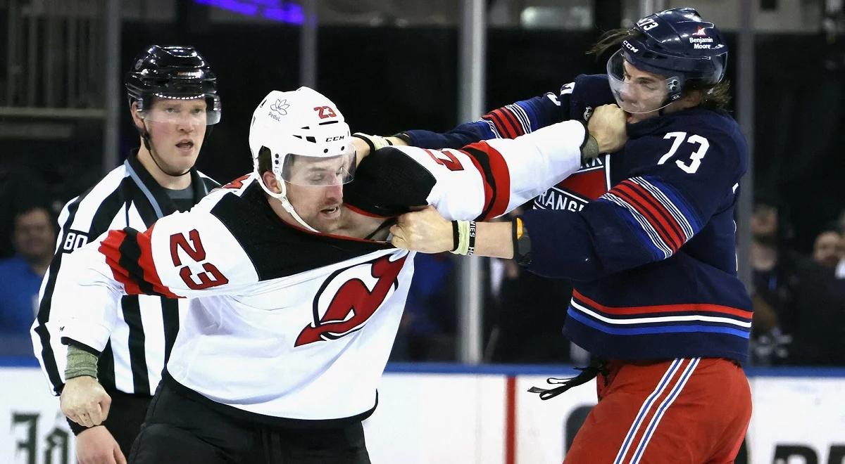 NHL. Bójka w drugiej sekundzie meczu. Ogromna awantura na lodzie [WIDEO]