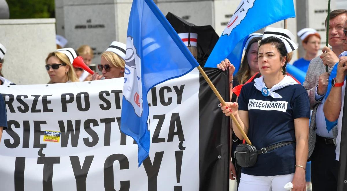 "Problem powinien być rozwiązany na poziomie szpitali". Rzecznik PiS o proteście pielęgniarek i położnych