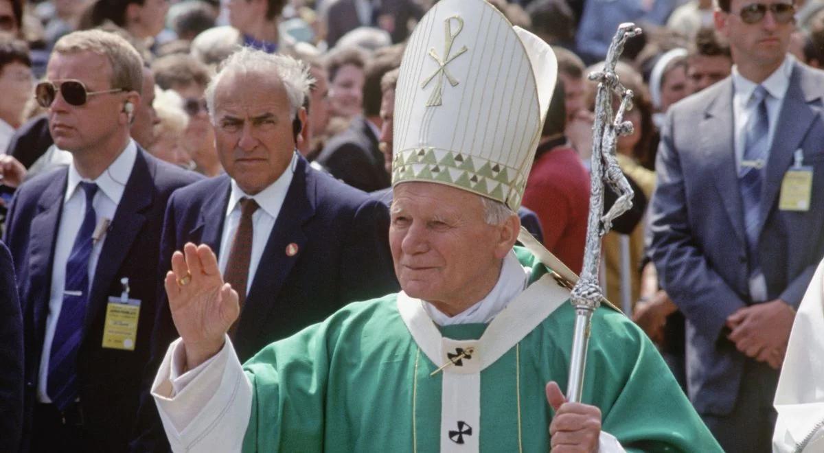 "Zniszczenie takiej osoby pozwala zepchnąć polskość do nienormalności". Historycy analizują podłoże ataków na papieża