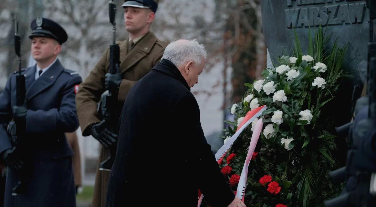 Miesięcznica katastrofy smoleńskiej. Politycy PiS z prezesem Jarosławem Kaczyńskim uczcili pamięć ofiar