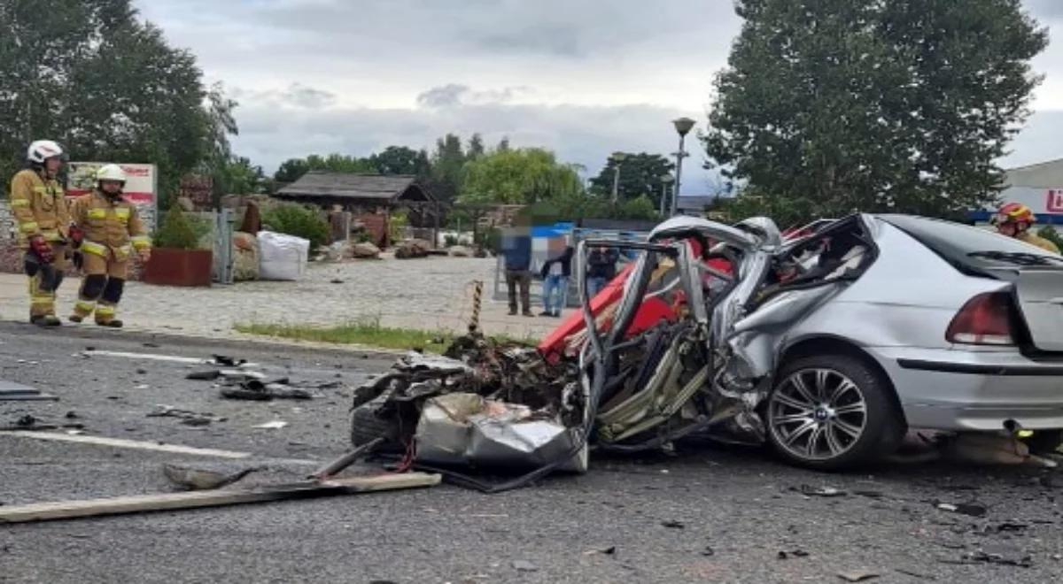 Tragiczny wypadek w miejscowości Źródła. BMW czołowo zderzyło się z tirem