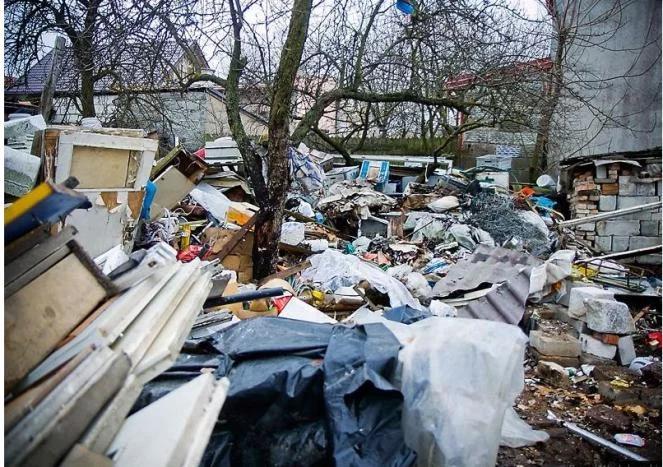 150 ton śmieci na posesji w centrum Grajewa