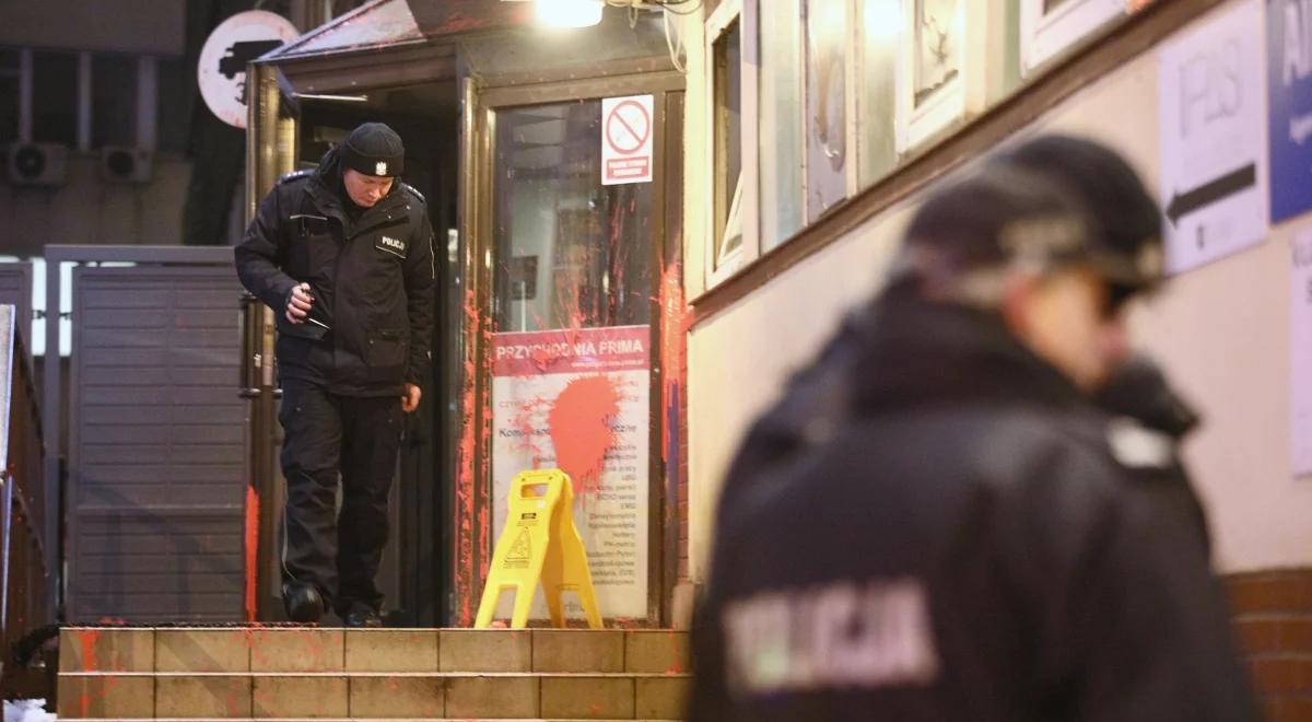 "Czarna środa". Zarzut dla mężczyzny, który obrzucił farbą siedzibę PiS