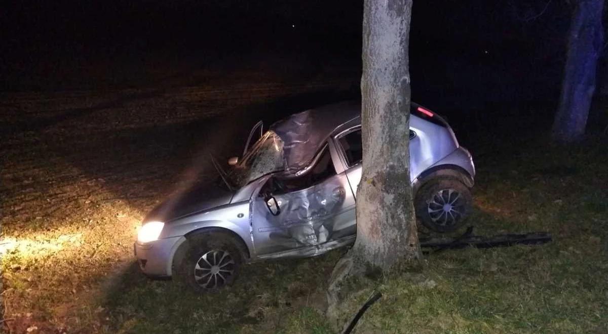 Groźny wypadek w Brzeźnicy. Nagle zjechał z drogi i uderzył w drzewo