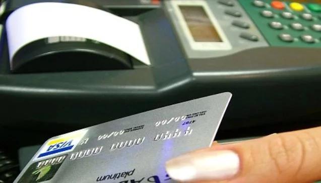 Podczas zagranicznych wyjazdów coraz częściej płacimy kartą
