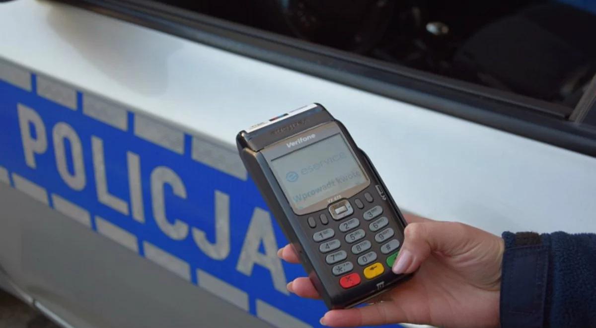 Policjanci w radiowozach od dziś mają terminale płatnicze