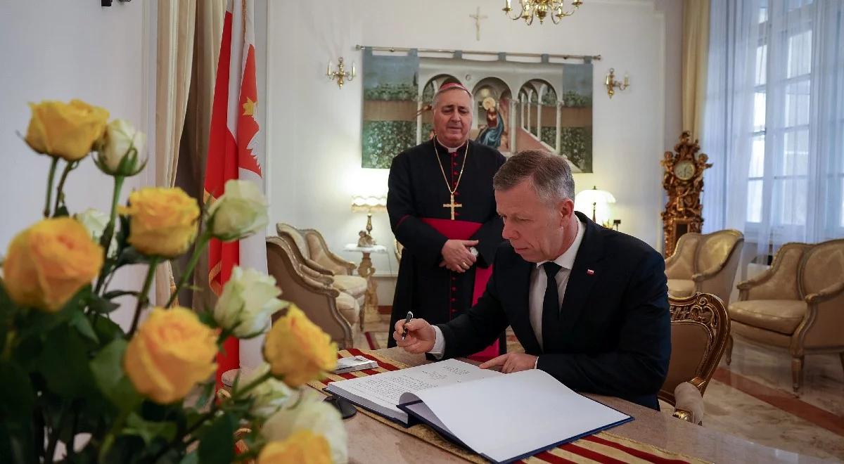 "Żegnamy wybitnego teologa". Wiceszef KPRP dokonał wpisu w księdze kondolencyjnej Benedykta XVI