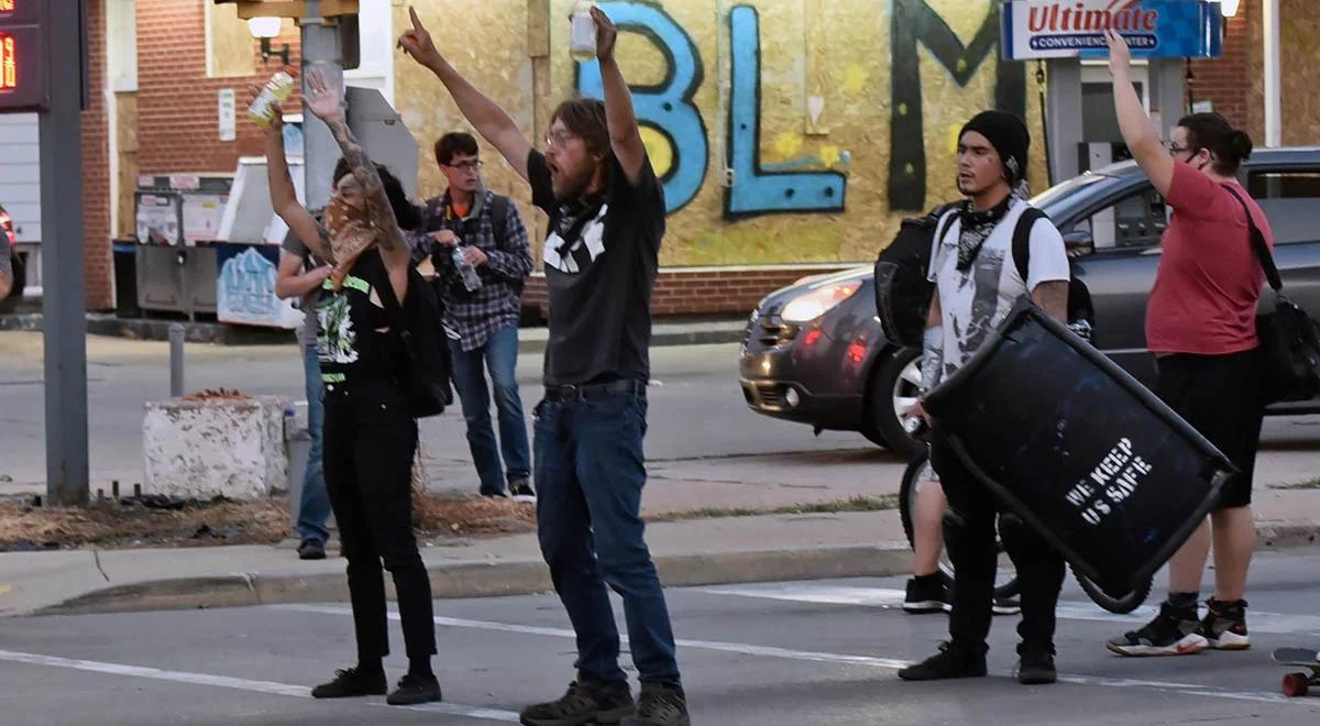 17-latek oskarżony o zastrzelenie dwóch demonstrantów w Kenoshy. Grozi mu dożywocie
