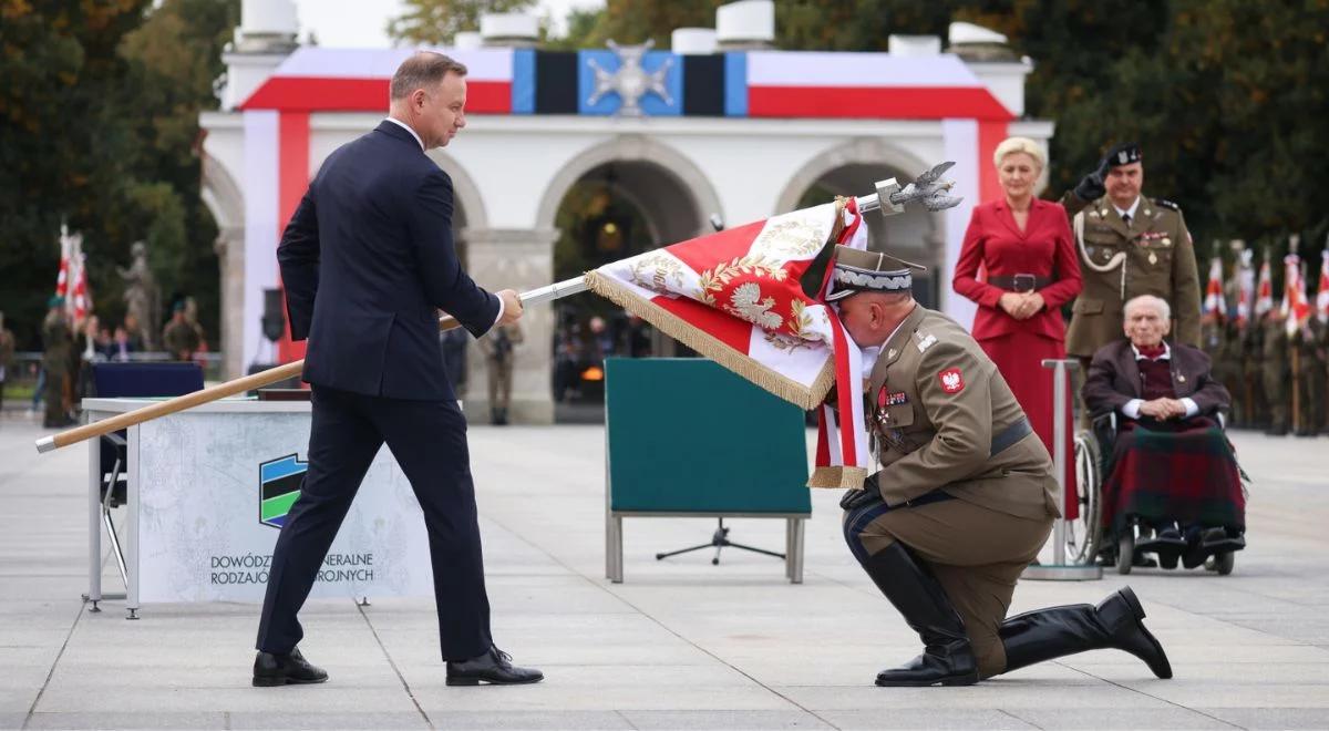 Prezydent Duda wręczył sztandar Dowództwu Generalnemu Rodzajów Sił Zbrojnych. "Dla tych, którzy się sprawdzili"
