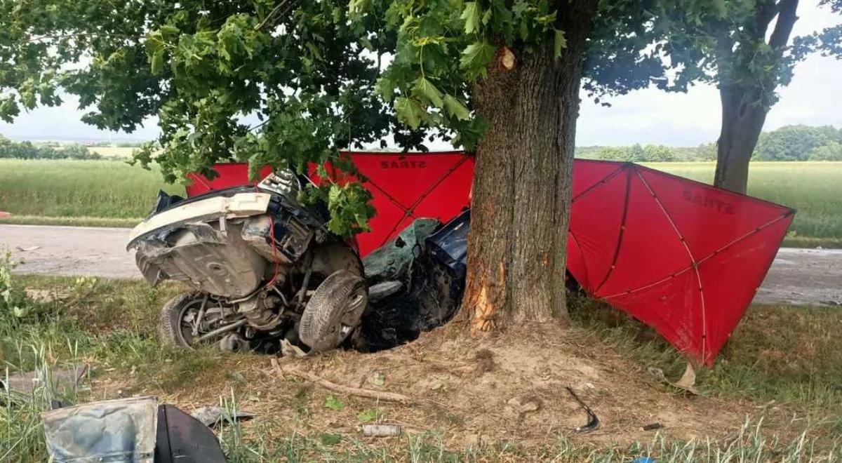 25-latek zginął na miejscu. Bmw zatrzymało się na drzewie