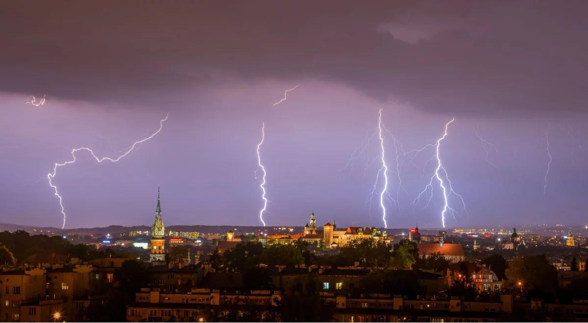 Upał, burze i tropikalne noce. IMGW przestrzega przed gwałtownymi zjawiskami pogodowymi